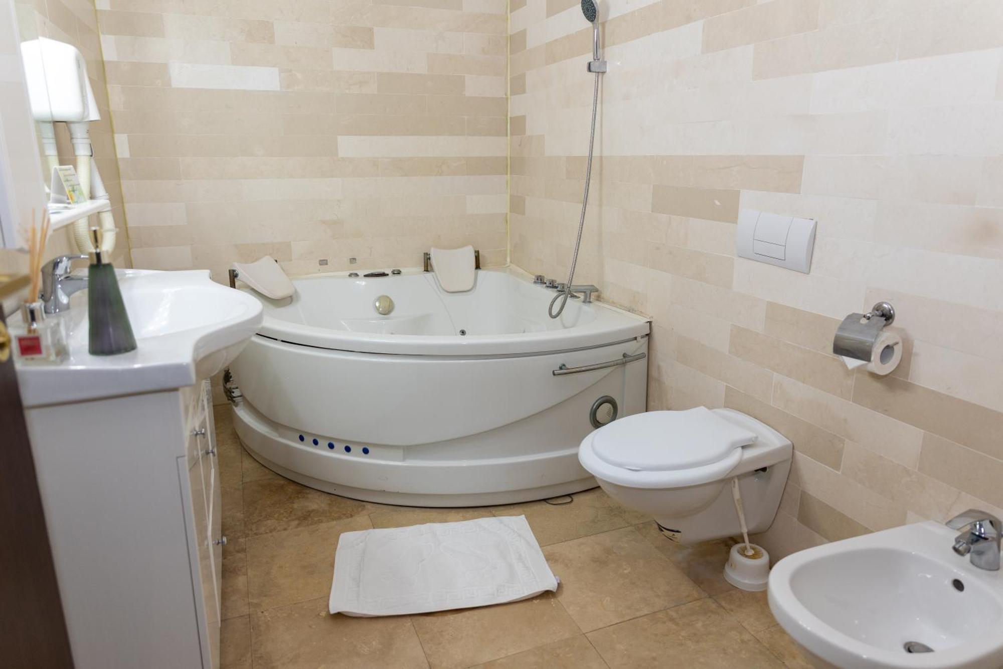 Hotel Rodiv Găeşti Εξωτερικό φωτογραφία