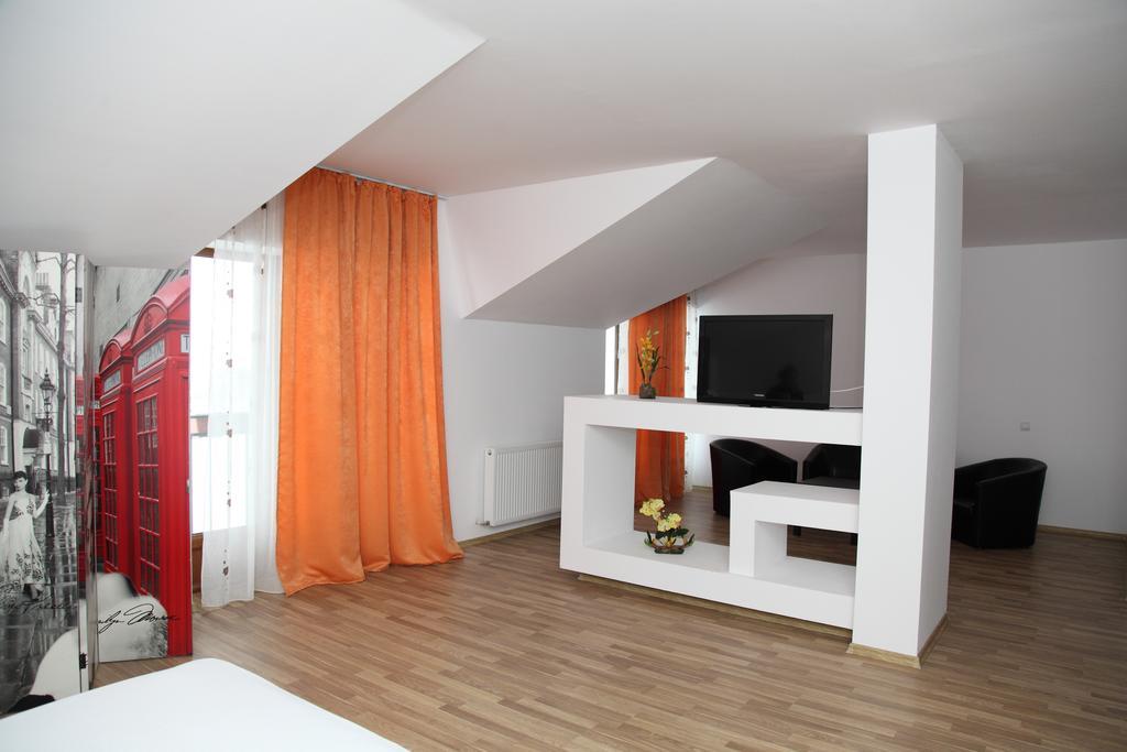 Hotel Rodiv Găeşti Εξωτερικό φωτογραφία