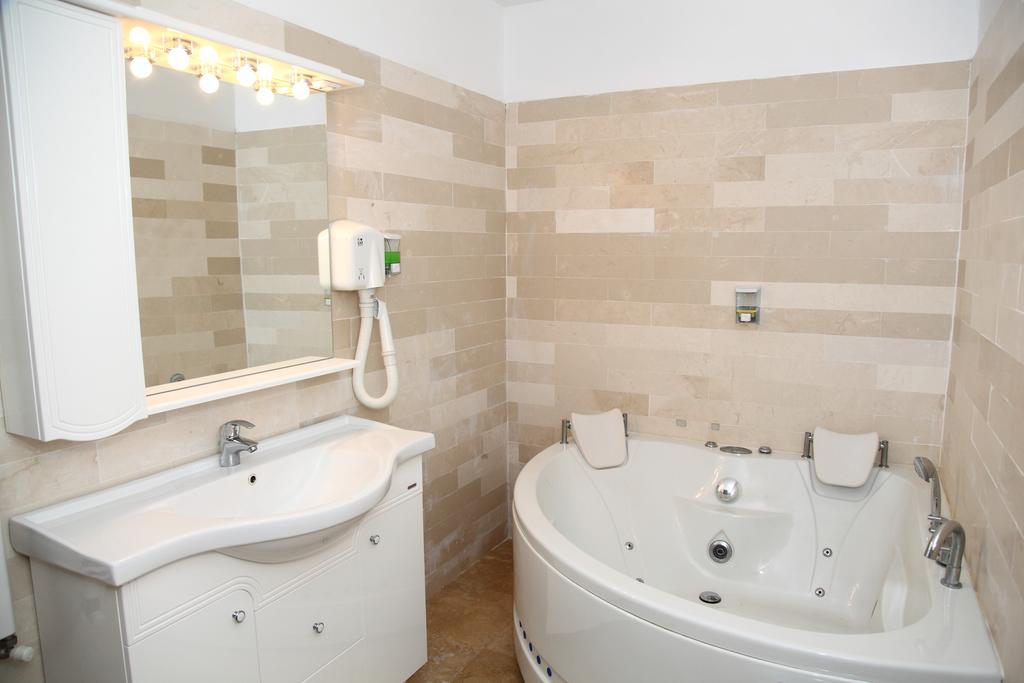 Hotel Rodiv Găeşti Εξωτερικό φωτογραφία
